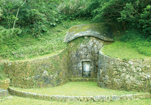 玉城朝薫の墓（邊土名家の墓）